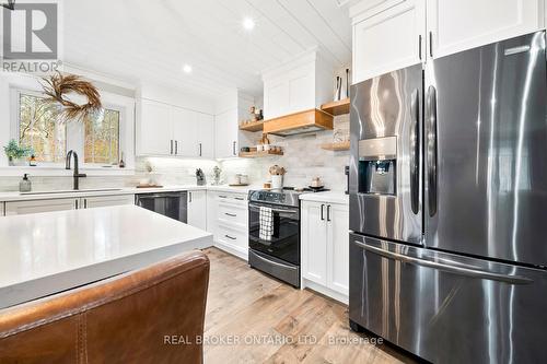 8 Crystalwood Lane, Springwater, ON - Indoor Photo Showing Kitchen With Upgraded Kitchen