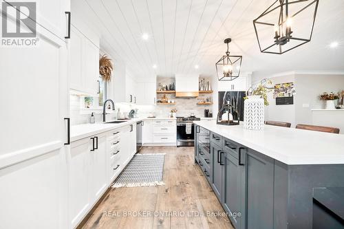 8 Crystalwood Lane, Springwater, ON - Indoor Photo Showing Kitchen With Upgraded Kitchen