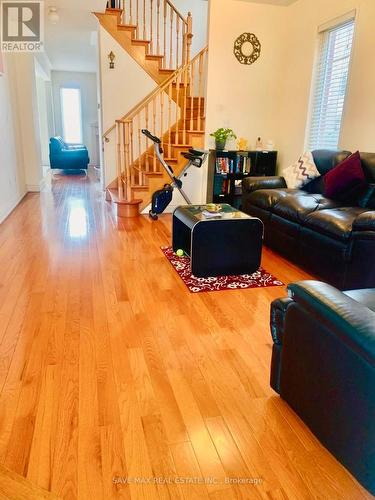 4628 Sandford Farm Drive, Mississauga, ON - Indoor Photo Showing Living Room