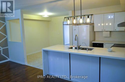 Main/Up - 319 Aspendale Crescent, Mississauga, ON - Indoor Photo Showing Kitchen With Double Sink