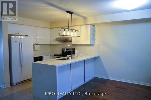 Main/Up - 319 Aspendale Crescent, Mississauga, ON - Indoor Photo Showing Kitchen With Double Sink