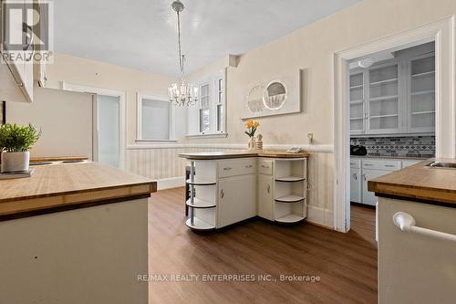 1520 Pinetree Crescent, Mississauga, ON - Indoor Photo Showing Kitchen