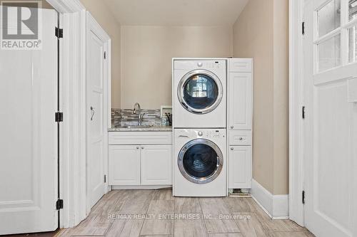 1520 Pinetree Crescent, Mississauga, ON - Indoor Photo Showing Laundry Room