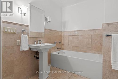 1520 Pinetree Crescent, Mississauga, ON - Indoor Photo Showing Bathroom