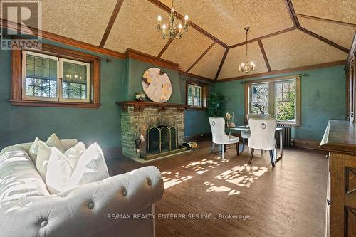 1520 Pinetree Crescent, Mississauga, ON - Indoor Photo Showing Living Room With Fireplace