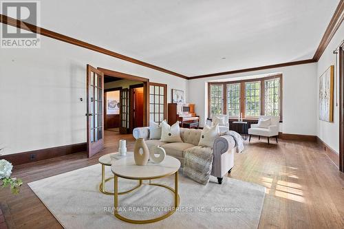 1520 Pinetree Crescent, Mississauga, ON - Indoor Photo Showing Living Room