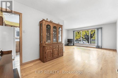 54 Swanhurst Boulevard, Mississauga, ON - Indoor Photo Showing Living Room