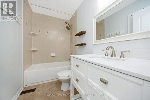 100 - 620 Ferguson Drive, Milton, ON - Indoor Photo Showing Bathroom