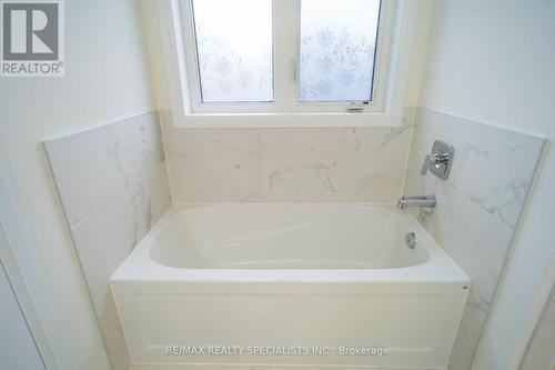 14 Ingalls Avenue, Brantford, ON - Indoor Photo Showing Bathroom