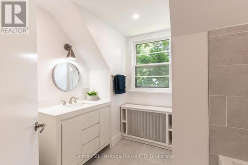 1008 Haist Street, Pelham (662 - Fonthill), ON - Indoor Photo Showing Bathroom