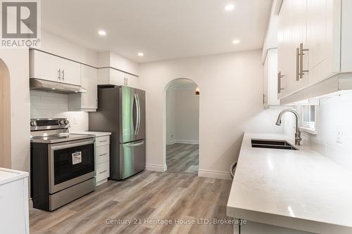 1008 Haist Street, Pelham (662 - Fonthill), ON - Indoor Photo Showing Kitchen With Stainless Steel Kitchen With Double Sink