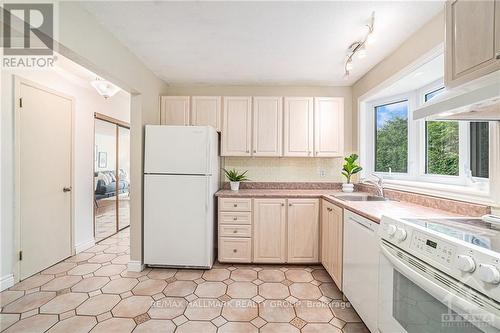 1 Roche Place, Ottawa, ON - Indoor Photo Showing Kitchen