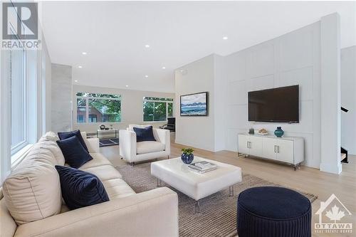 14 Thornton Avenue, Ottawa, ON - Indoor Photo Showing Living Room