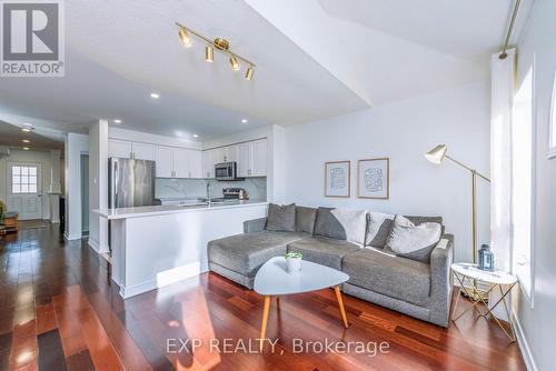 112 Dolce Crescent, Vaughan, ON - Indoor Photo Showing Living Room