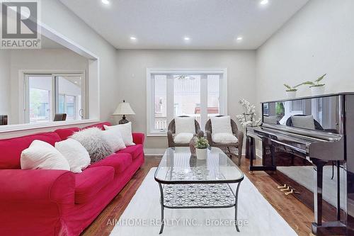 399 Flanagan Court, Newmarket, ON - Indoor Photo Showing Living Room