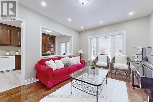 399 Flanagan Court, Newmarket, ON - Indoor Photo Showing Living Room