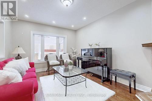 399 Flanagan Court, Newmarket, ON - Indoor Photo Showing Living Room