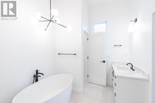 2090 Linfield Drive, Kamloops, BC - Indoor Photo Showing Bathroom