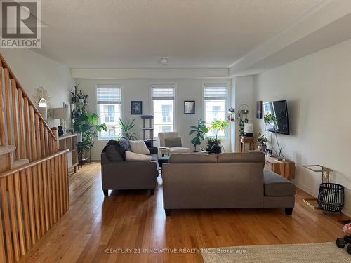 25 Clarington Boulevard, Clarington, ON - Indoor Photo Showing Living Room