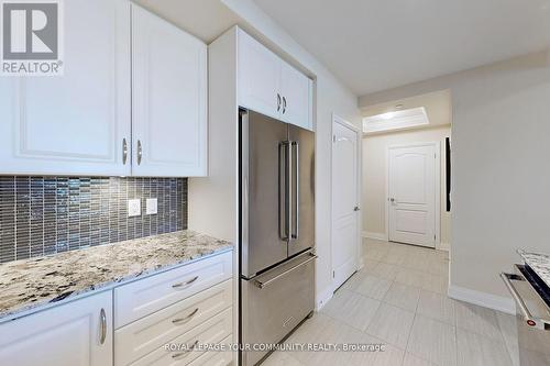 207 - 25 Baker Hill Boulevard, Whitchurch-Stouffville, ON - Indoor Photo Showing Kitchen With Upgraded Kitchen