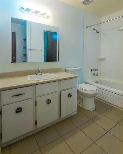 7B 932 Summerside Avenue, Winnipeg, MB - Indoor Photo Showing Bathroom