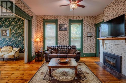 348 Ridge Road N, Fort Erie, ON - Indoor Photo Showing Living Room With Fireplace