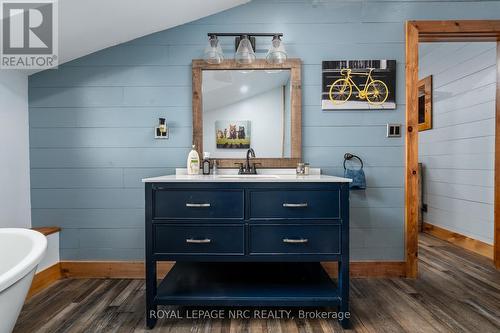 1622 Bertie Street, Fort Erie, ON - Indoor Photo Showing Bathroom