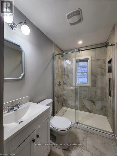 1410 Balfour Street, Pelham, ON - Indoor Photo Showing Bathroom