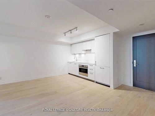 501-33 Frederick Todd Way, Toronto, ON - Indoor Photo Showing Kitchen