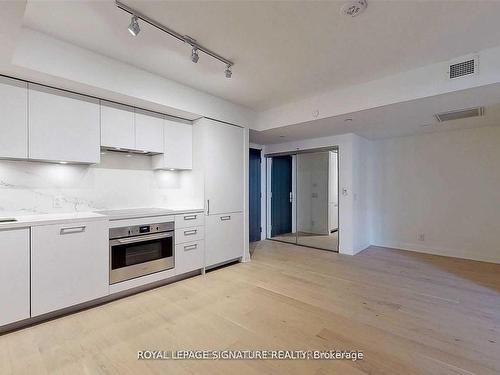 501-33 Frederick Todd Way, Toronto, ON - Indoor Photo Showing Kitchen