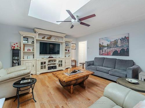 106 Acton Blvd, Halton Hills, ON - Indoor Photo Showing Living Room