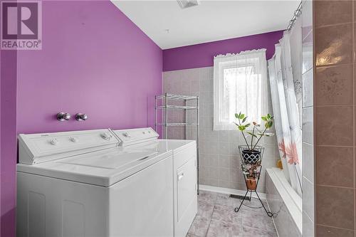 6070 5Th Line Road, Bainsville, ON - Indoor Photo Showing Laundry Room