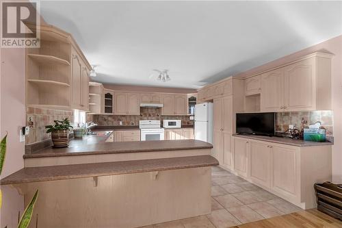 6070 5Th Line Road, Bainsville, ON - Indoor Photo Showing Kitchen