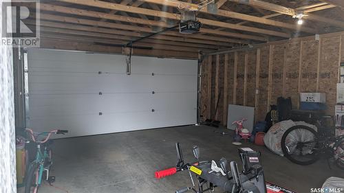 668 Ells Crescent, Saskatoon, SK - Indoor Photo Showing Garage