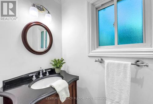 1630 Burnside Drive, Pickering, ON - Indoor Photo Showing Bathroom