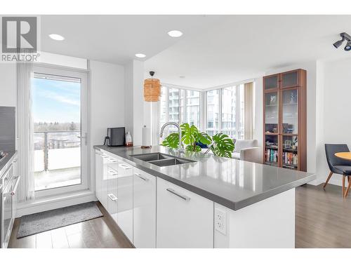 903 3093 Windsor Gate, Coquitlam, BC - Indoor Photo Showing Kitchen With Double Sink With Upgraded Kitchen