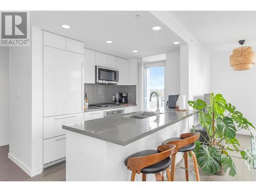 903 3093 Windsor Gate, Coquitlam, BC - Indoor Photo Showing Kitchen With Double Sink