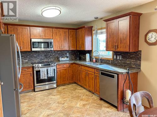 415 Sherry Crescent, Saskatoon, SK - Indoor Photo Showing Kitchen With Stainless Steel Kitchen With Double Sink