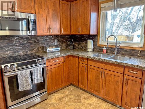 415 Sherry Crescent, Saskatoon, SK - Indoor Photo Showing Kitchen With Double Sink