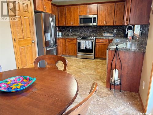 415 Sherry Crescent, Saskatoon, SK - Indoor Photo Showing Kitchen With Stainless Steel Kitchen