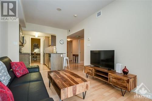 40 Nepean Street Unit#901, Ottawa, ON - Indoor Photo Showing Living Room