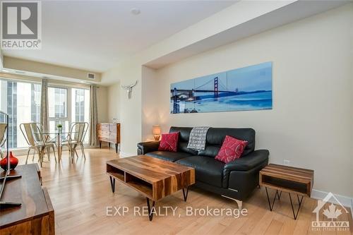 901 - 40 Nepean Street, Ottawa, ON - Indoor Photo Showing Living Room