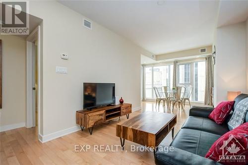 901 - 40 Nepean Street, Ottawa, ON - Indoor Photo Showing Living Room