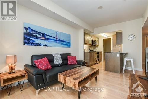 901 - 40 Nepean Street, Ottawa, ON - Indoor Photo Showing Living Room