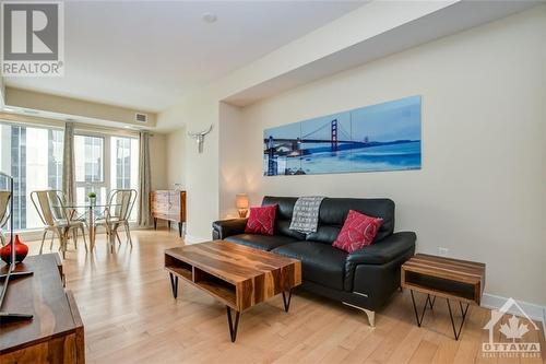 40 Nepean Street Unit#901, Ottawa, ON - Indoor Photo Showing Living Room