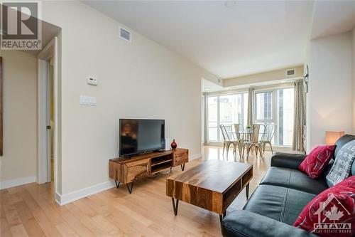 40 Nepean Street Unit#901, Ottawa, ON - Indoor Photo Showing Living Room