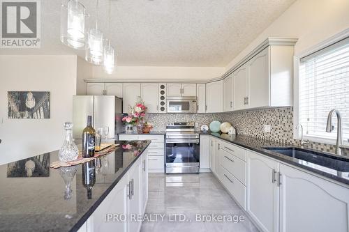 443 Hearthwood Drive, Kitchener, ON - Indoor Photo Showing Kitchen With Upgraded Kitchen