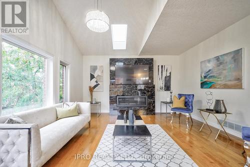 443 Hearthwood Drive, Kitchener, ON - Indoor Photo Showing Living Room