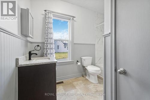 222 Courtwright Street, Fort Erie, ON - Indoor Photo Showing Bathroom