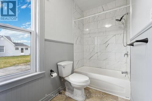 222 Courtwright Street, Fort Erie, ON - Indoor Photo Showing Bathroom